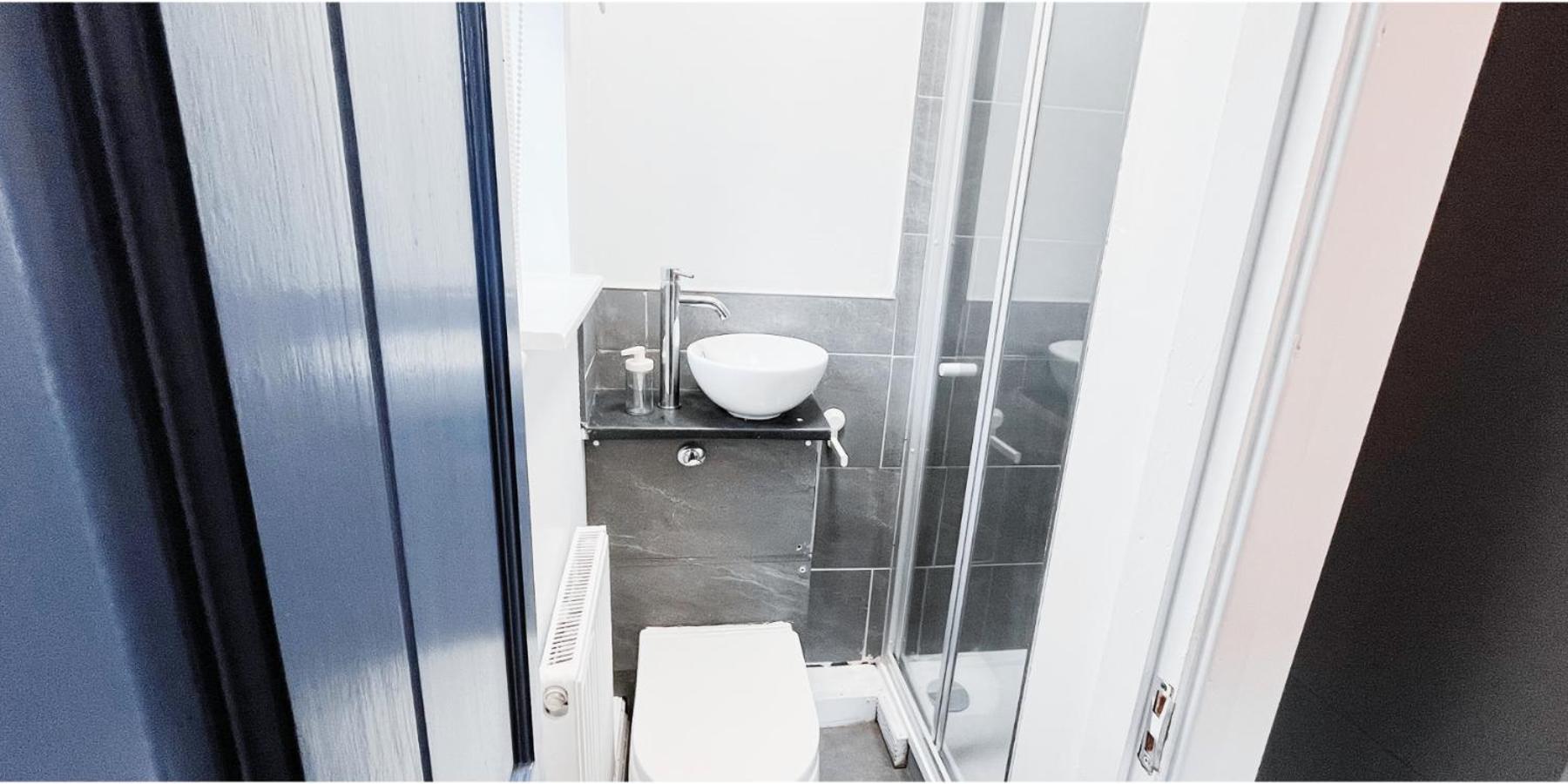Apartment Single In Modern House Near *