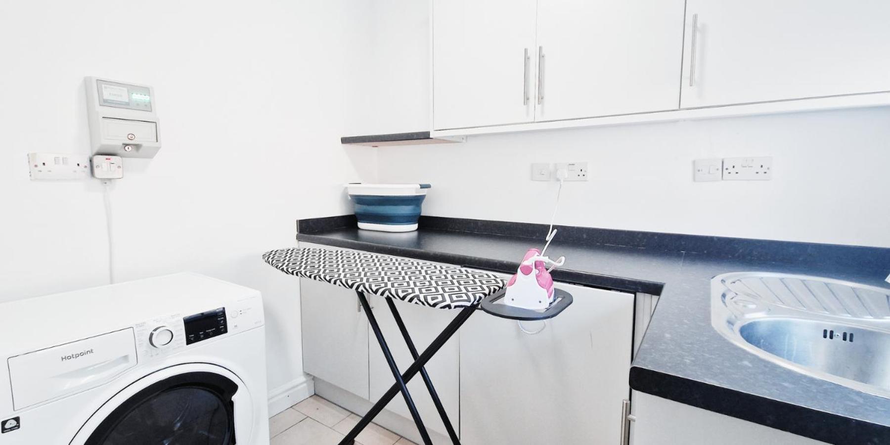 Apartment Single In Modern House Near