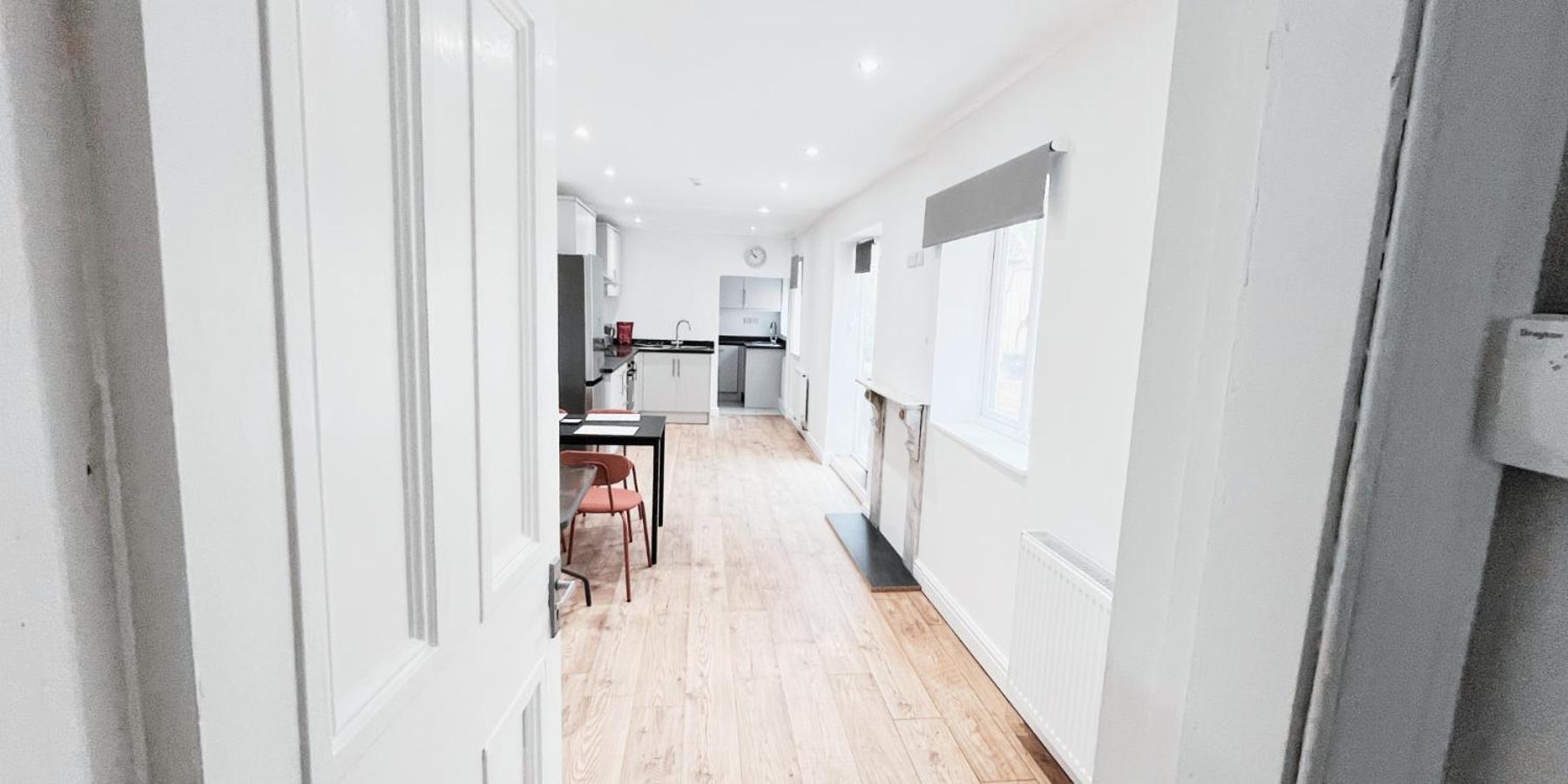 Single In Modern House Near * Nottingham