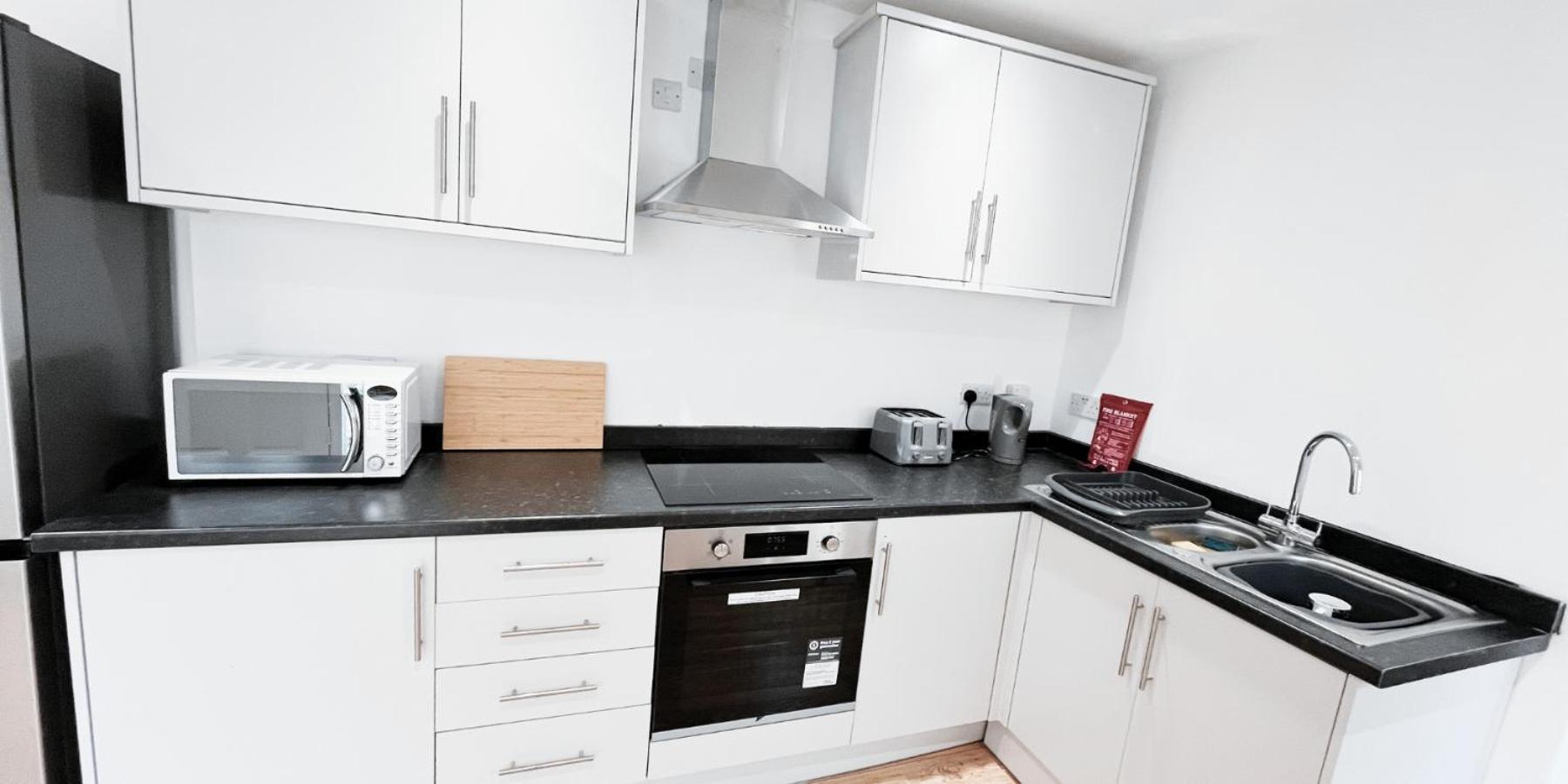 Single In Modern House Near Apartamento