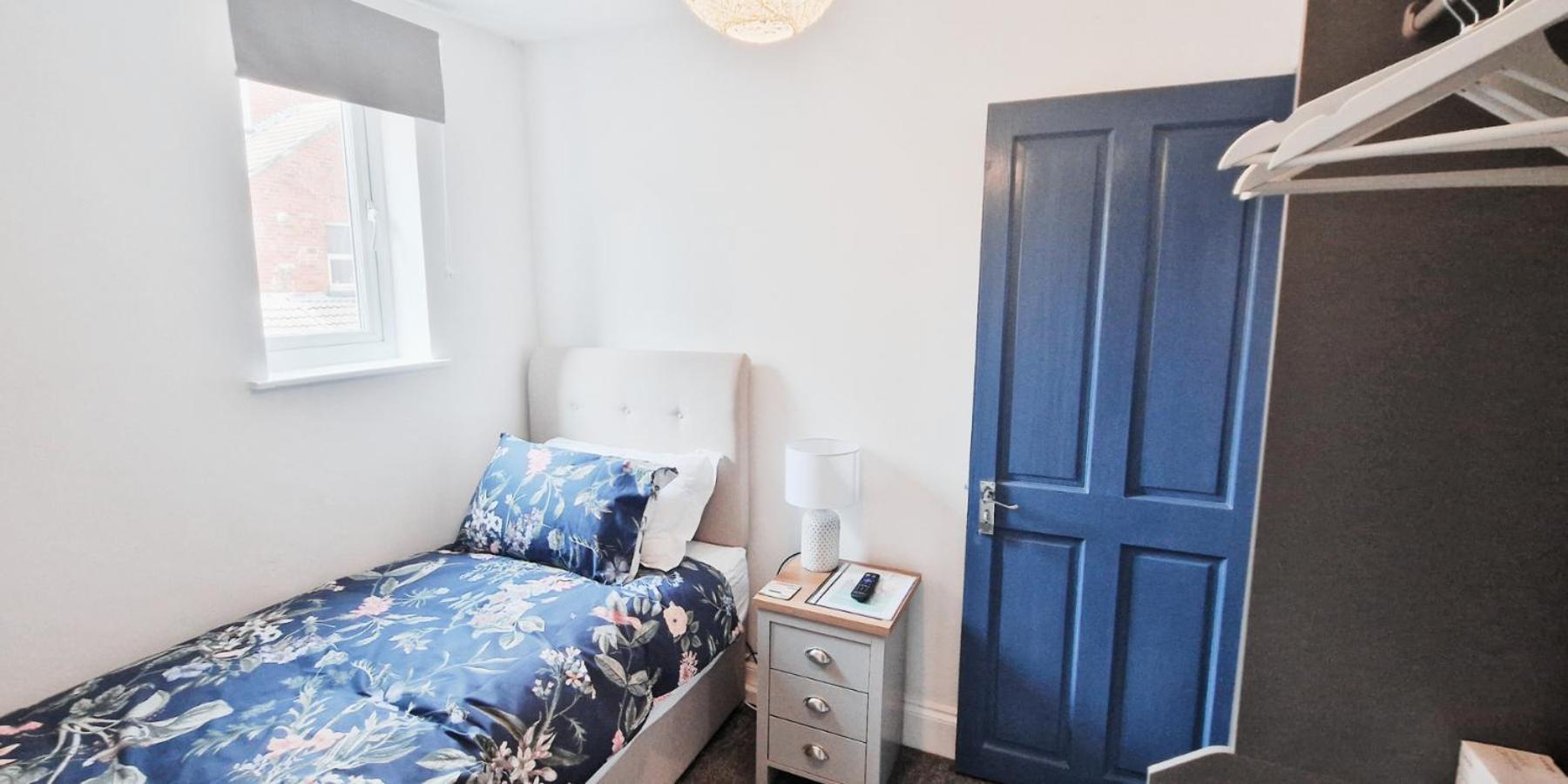 Apartment Single In Modern House Near