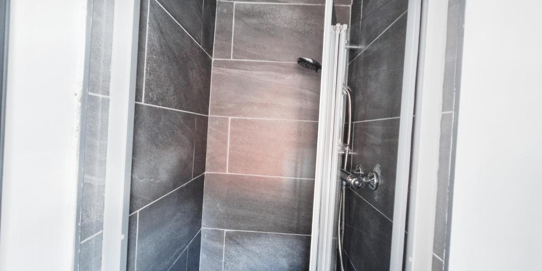 Apartment Single In Modern House Near *