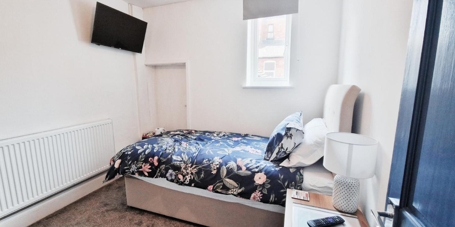 Single In Modern House Near * Nottingham
